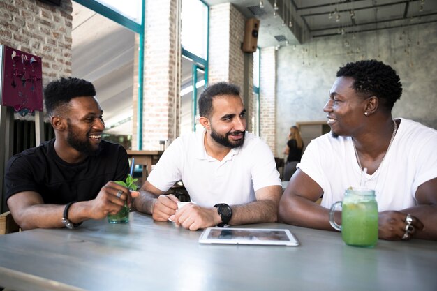 Hombres felices discutiendo en la mesa