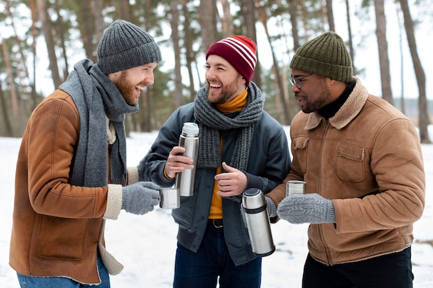 Foto gratuita hombres felices de tiro medio con bebidas