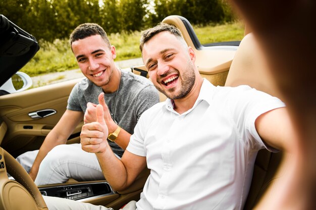 Hombres felices tomando una selfie