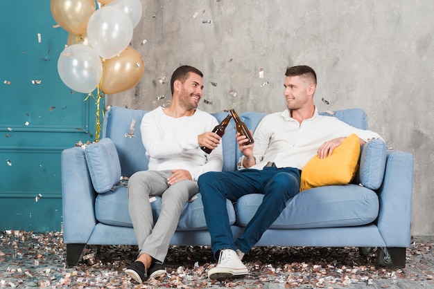 Foto gratuita hombres golpeando botellas de cerveza