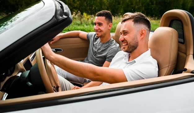 Hombres guapos mirando lejos de la cámara