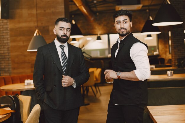 Hombres guapos en un restaurante