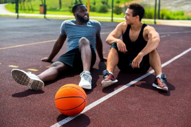 Hombres hablando en la cancha de baloncesto