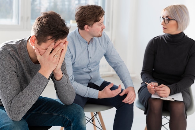 Foto gratuita hombres hablando con el doctor de rehabilitación