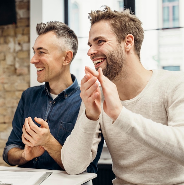 Hombres hablando de negocios mientras sonríe