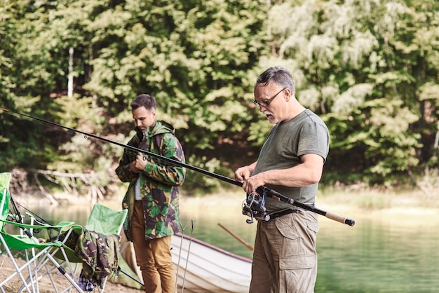 Foto gratuita los hombres hacen preparativos para la pesca.