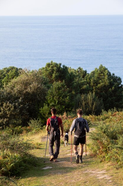 Hombres jóvenes que van a caminar juntos