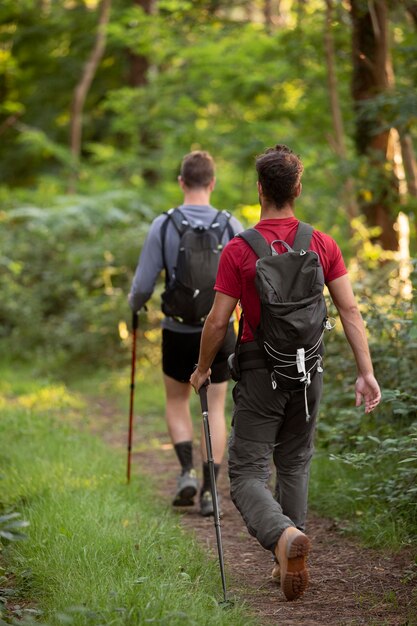 Hombres jóvenes que van a caminar juntos