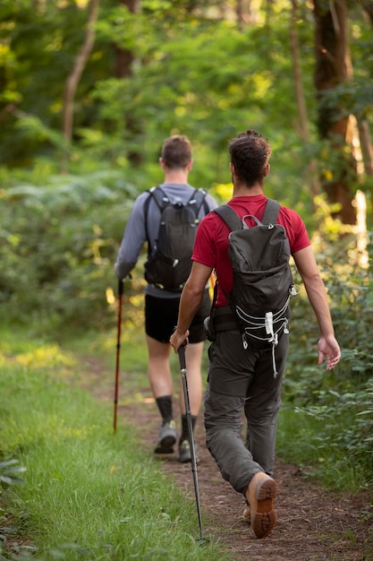 Hombres jóvenes que van a caminar juntos