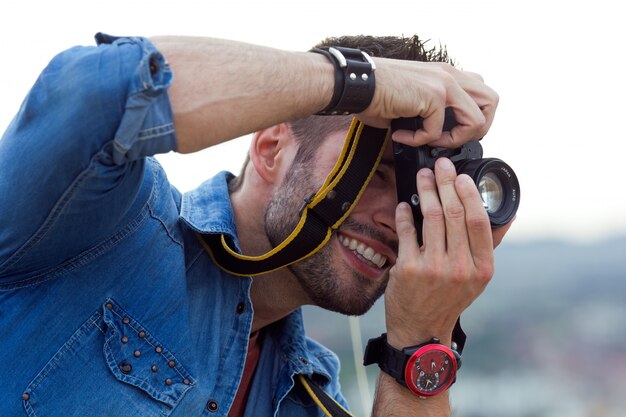 Hombres jóvenes tomando fotos de su novia.