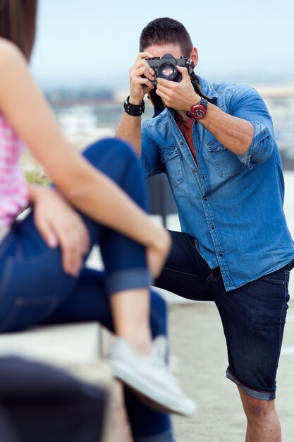 Hombres jóvenes tomando fotos de su novia.