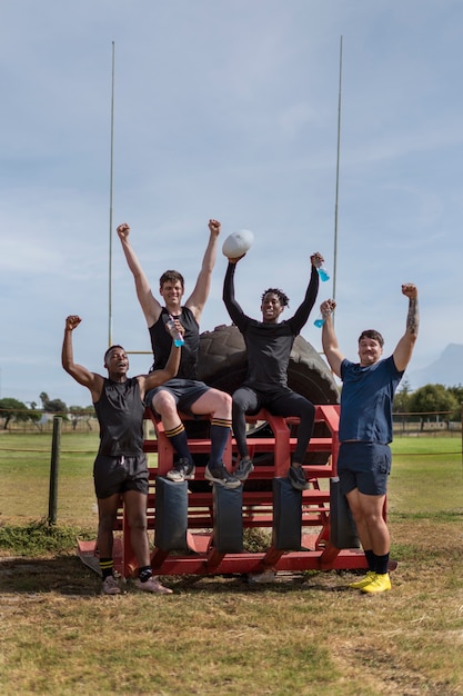 Hombres jugando al rugby en el campo