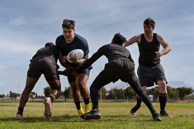 Hombres jugando al rugby en el campo