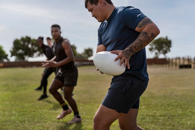 Hombres jugando al rugby en el campo