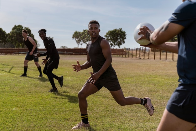 Foto gratuita hombres jugando al rugby en el campo