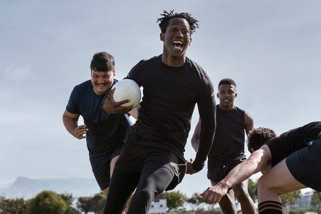 Hombres jugando al rugby en el campo