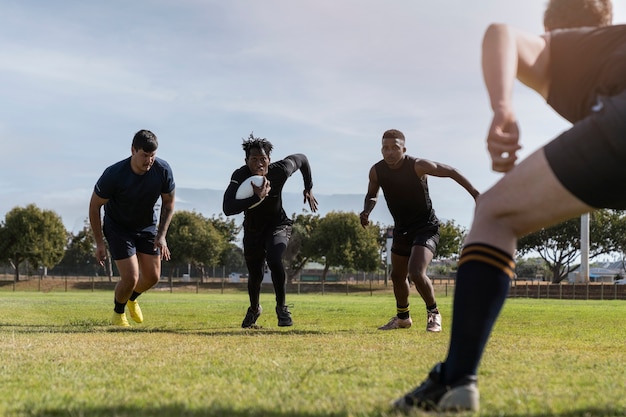 Hombres jugando al rugby en el campo