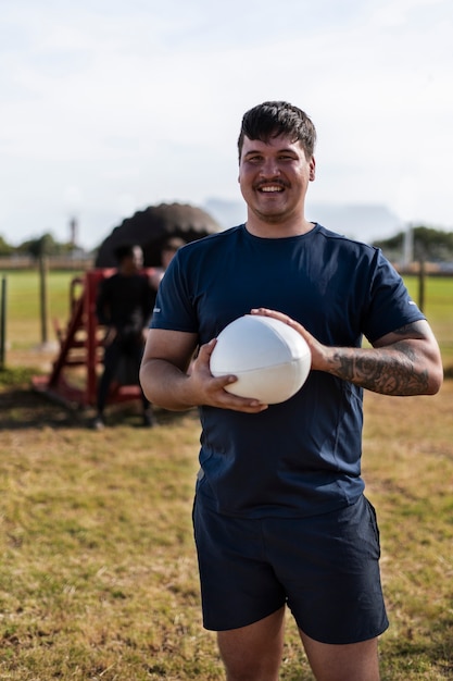 Foto gratuita hombres jugando al rugby en el campo