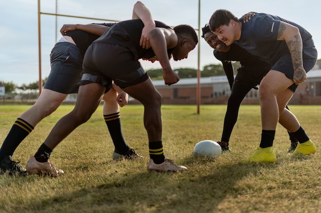 Hombres jugando al rugby en el campo