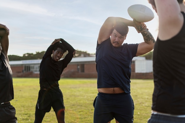 Foto gratuita hombres jugando al rugby en el campo