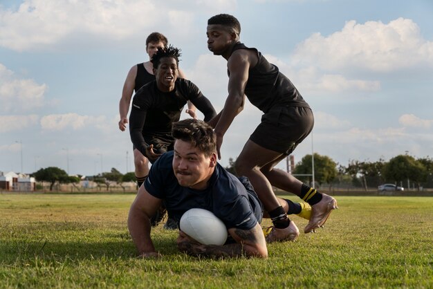 Hombres jugando al rugby en el campo