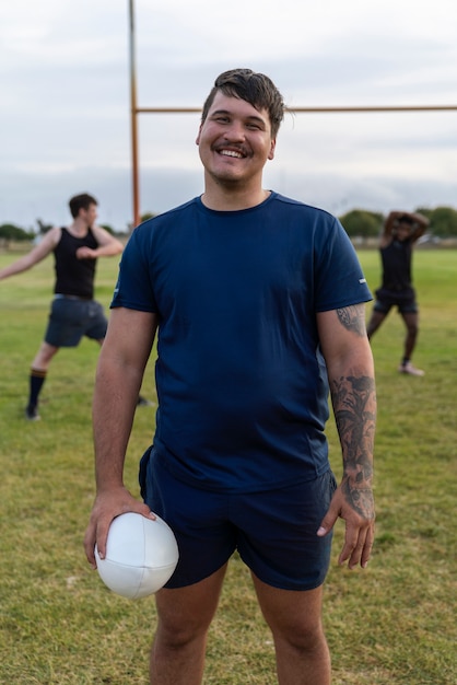 Foto gratuita hombres jugando al rugby en el campo