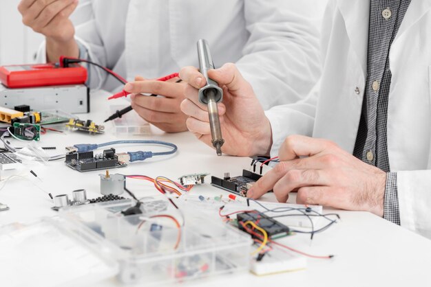 Los hombres en el laboratorio haciendo experimentos de cerca