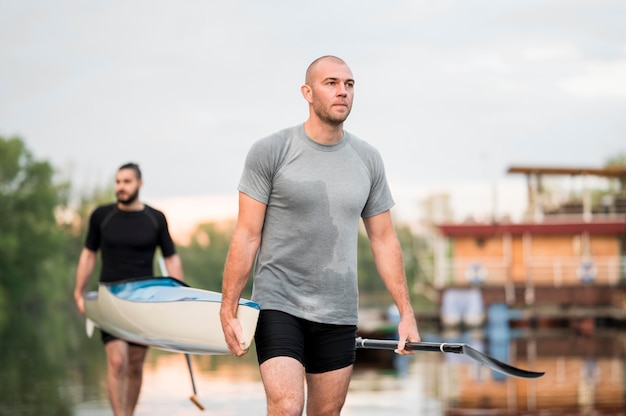 Hombres llevando una canoa