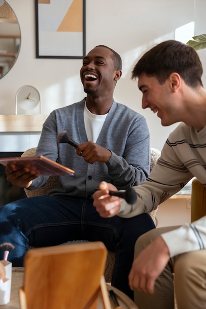 Foto gratuita hombres maquillándose en el interior