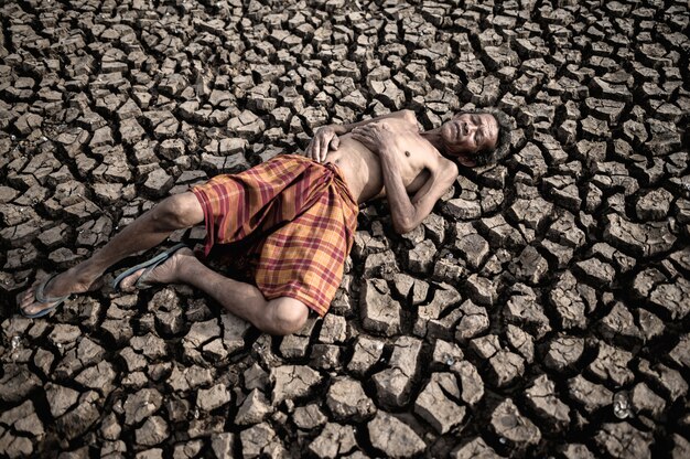 Los hombres mayores yacían planos, las manos colocadas sobre el vientre en suelo seco y agrietado, el calentamiento global