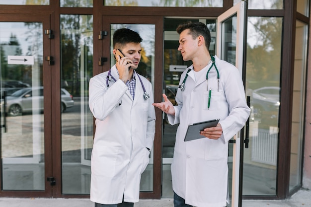 Hombres médicos con aparatos en el hospital