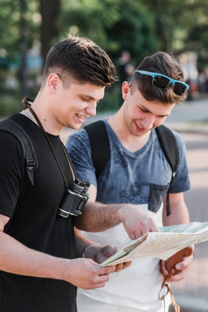 Hombres mirando el mapa de la ciudad en la calle