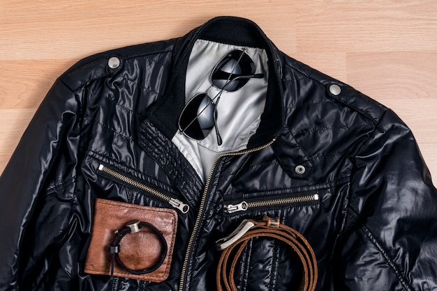 Hombres de moda moda casual con chaqueta negra y accesorios