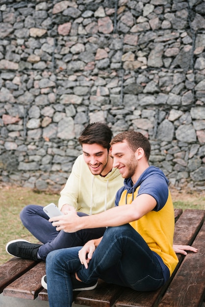 Hombres modernos viendo video en línea.