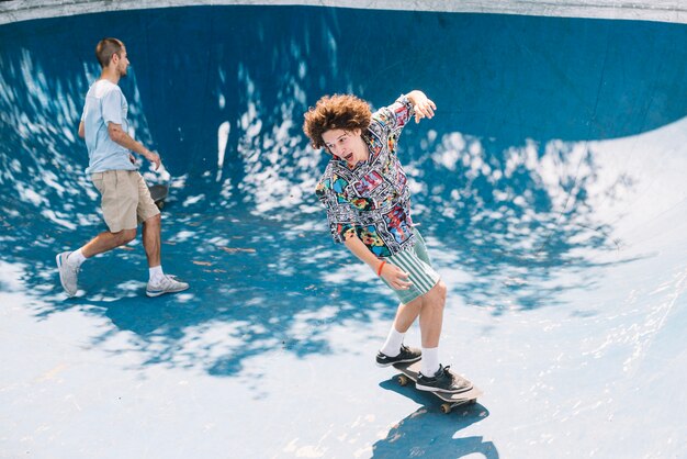 Hombres montando patinetas en la rampa