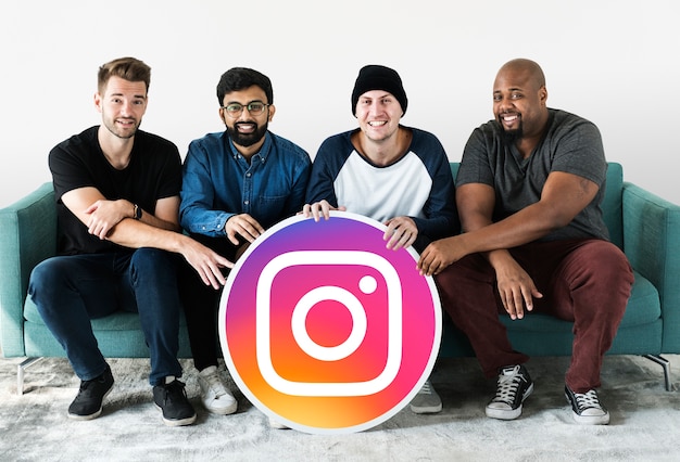 Foto gratuita hombres mostrando un ícono de instagram