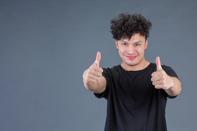 Foto gratuita hombres mostrando mostrando el pulgar y el concepto de símbolo ok.