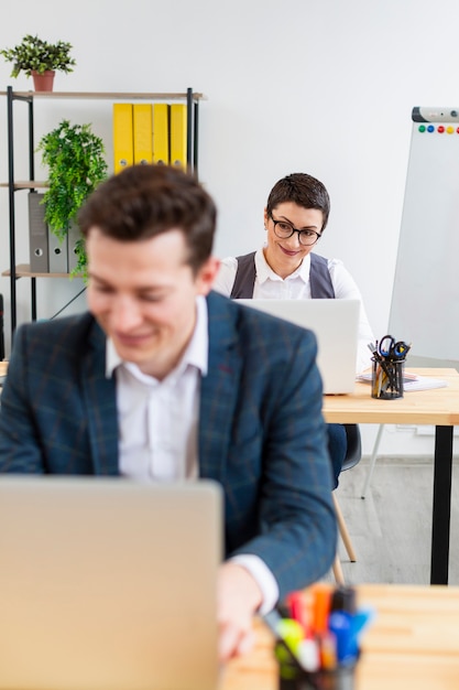 Foto gratuita hombres y mujeres adultos trabajando en la oficina