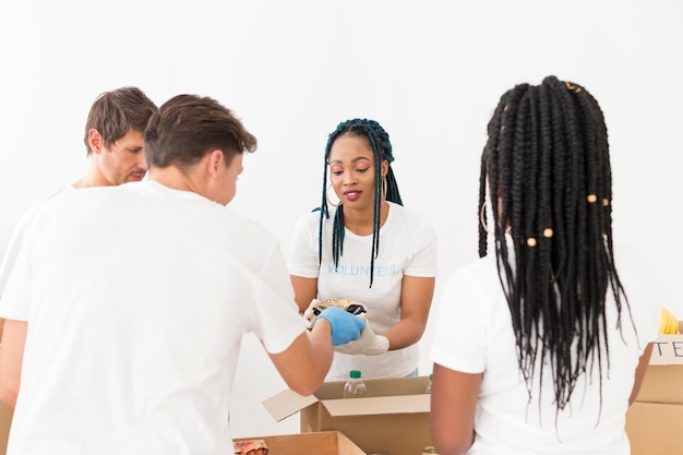 Foto gratuita hombres y mujeres atendiendo donaciones