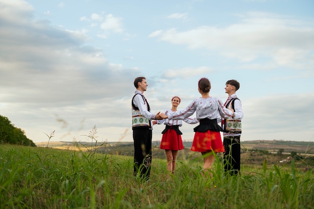 Foto gratuita hombres y mujeres bailando tiro completo