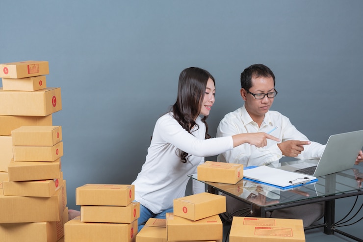 Foto gratuito hombres y mujeres están ayudando a empacar las cajas.