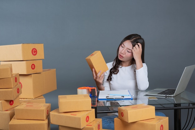 Hombres y mujeres están ayudando a empacar las cajas.