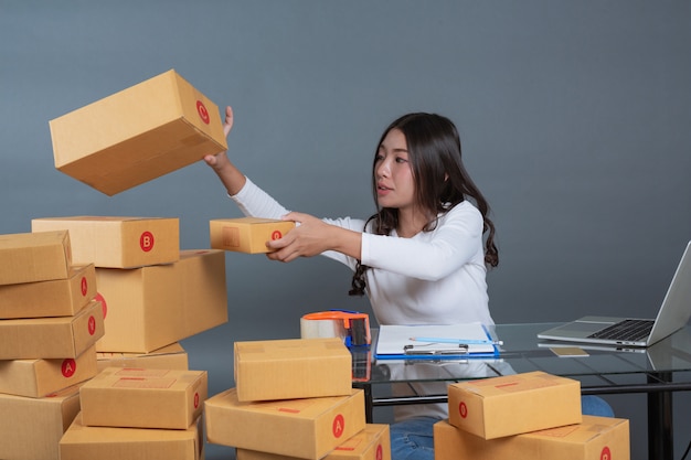 Hombres y mujeres están ayudando a empacar las cajas.