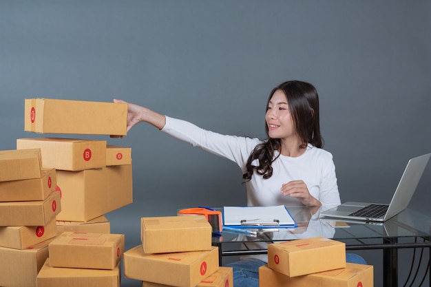 Hombres y mujeres están ayudando a empacar las cajas.