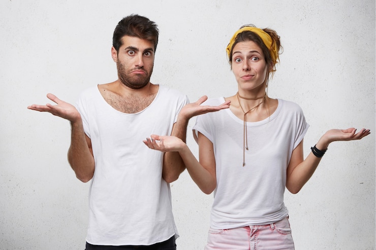 Foto gratuito hombres y mujeres con estilo, despistados y desconcertados, de pie en la pared blanca, con miradas confusas, encogiéndose de hombros como diciendo: a quién le importa, no sé, cuál es el problema.
