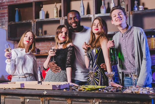 Hombres y mujeres en la fiesta de la cocina