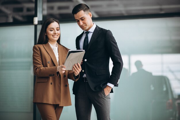 Hombres y mujeres de negocios trabajando en tableta en la oficina