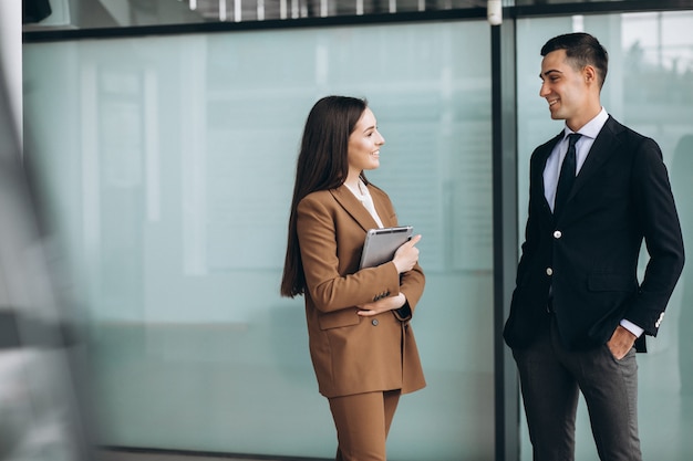 Hombres y mujeres de negocios trabajando en tableta en la oficina