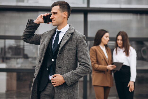 Hombres y mujeres de negocios trabajando en tableta en la oficina