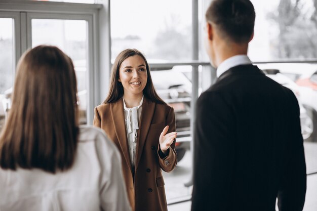 Hombres y mujeres de negocios trabajando en tableta en la oficina